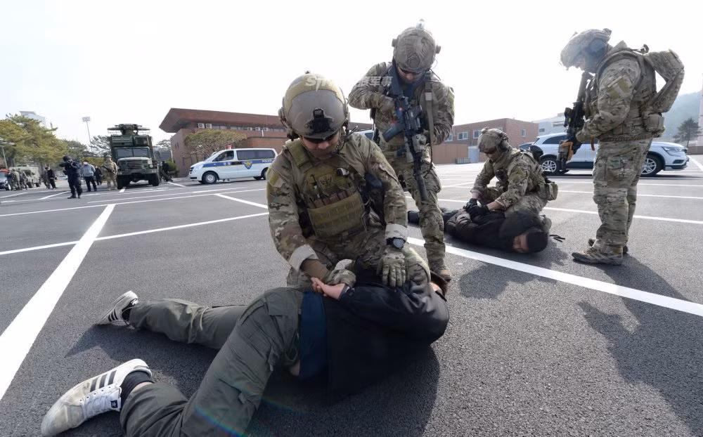 Mặc dù vậy, tình hình dịch bệnh lây lan ở quốc gia này với tốc độ chóng mặt cũng khiến truyền thông Hàn Quốc đặt dấu hỏi rằng liệu cuộc diễn tập này có thực sự cần thiết hay không. Hiện tại, mỗi ngày Hàn Quốc phải công bố số liệu cập nhật các ca nhiệm COVID-19 tới hai lần vì tốc độ tăng quá nhanh. Nguồn ảnh: Sina.