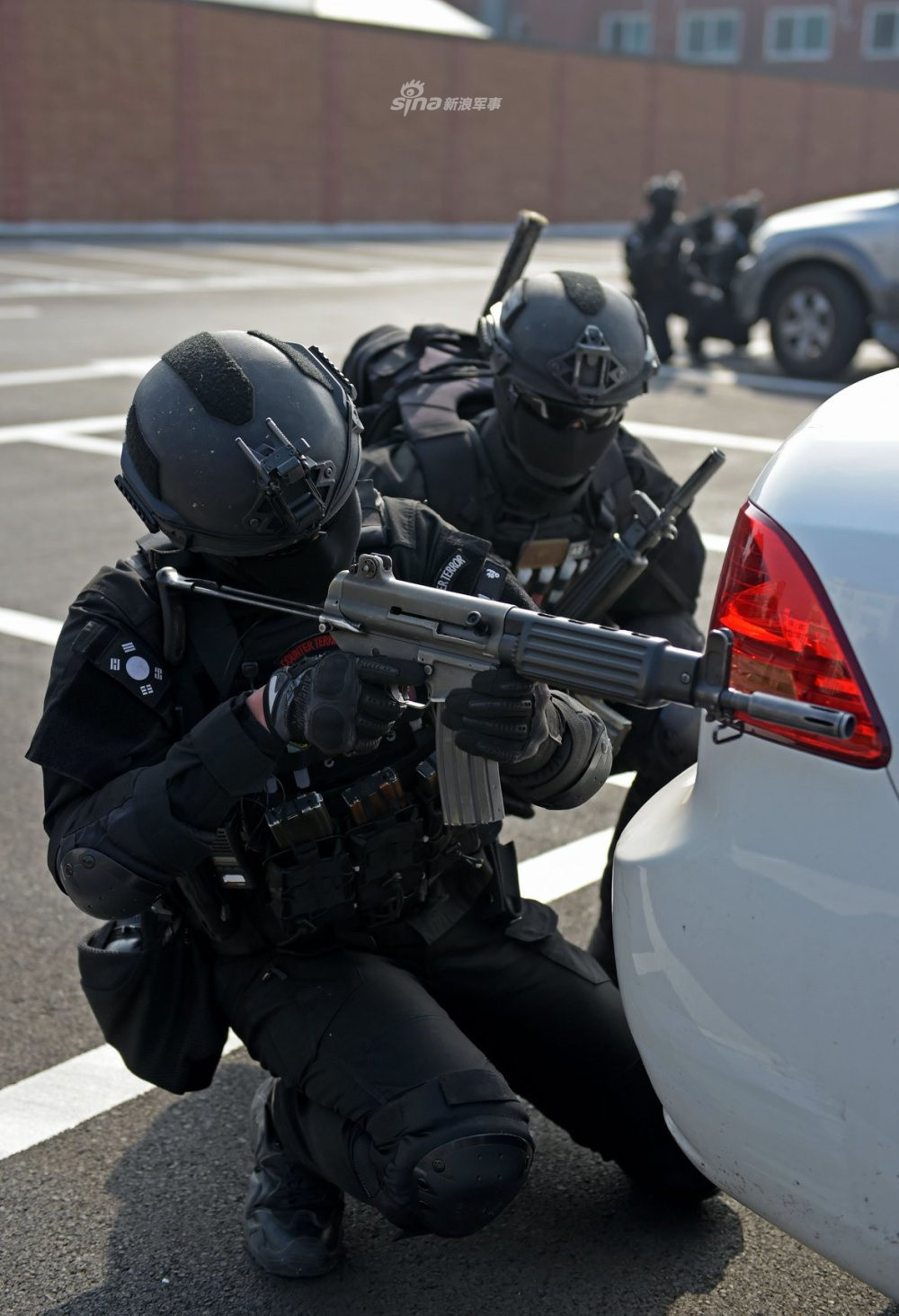 Cuộc diễn tập có quy mô khá nhỏ, chỉ bao gồm sự tham gia của khoảng 100 người bao gồm cả lính hải quân cùng với lực lượng cảnh sát đặc nhiệm chống khủng bố của Hàn Quốc. Nguồn ảnh: Sina.