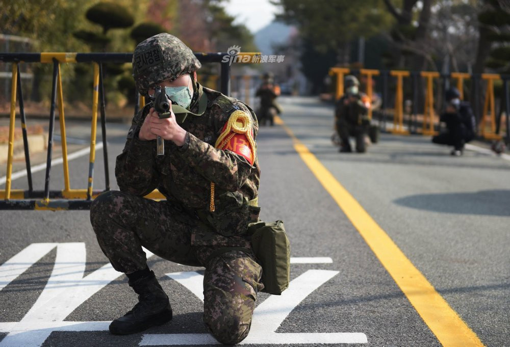 Cuộc diễn tập có kịch bản đó là đám đông người biểu tình quá khích cùng các phần tử khủng bố vượt tường rào, tấn công vào trong doanh trại quân đội. Nguồn ảnh: Sina.