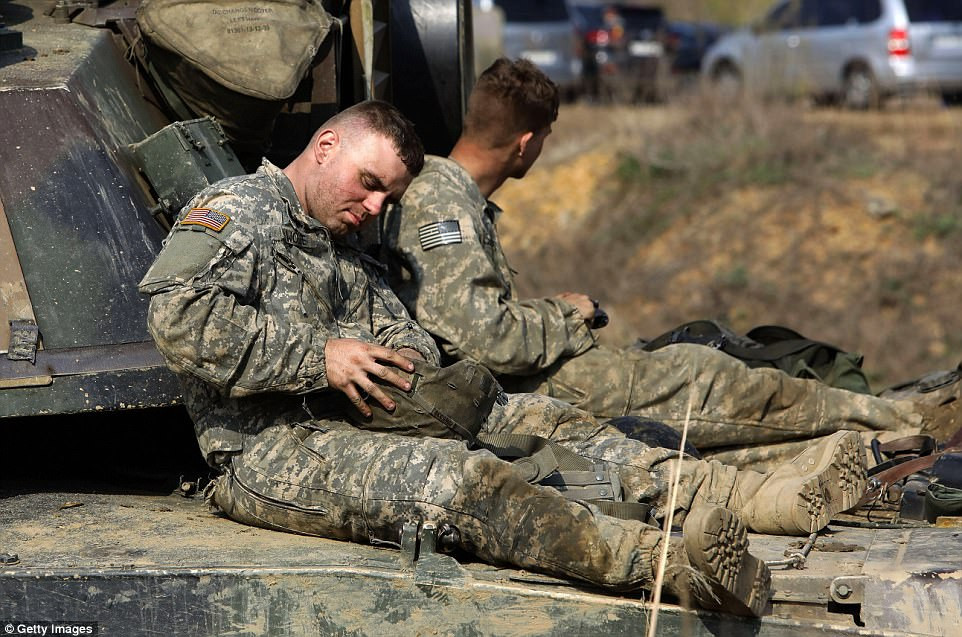 Môi trường quân đội dù luôn được coi là "sạch sẽ" và kỷ luật cao nhưng lại là một trong những môi trường dễ lây lan dịch bệnh nhất. Một vài loại bệnh đã tồn tại trong quân đội của rất nhiều quốc gia suốt hàng trăm năm nay như ghẻ lở, hắc lào,... vẫn luôn tồn tại bất chấp môi trường kỷ luật sạch sẽ này. Nguồn ảnh: Pinterest.
