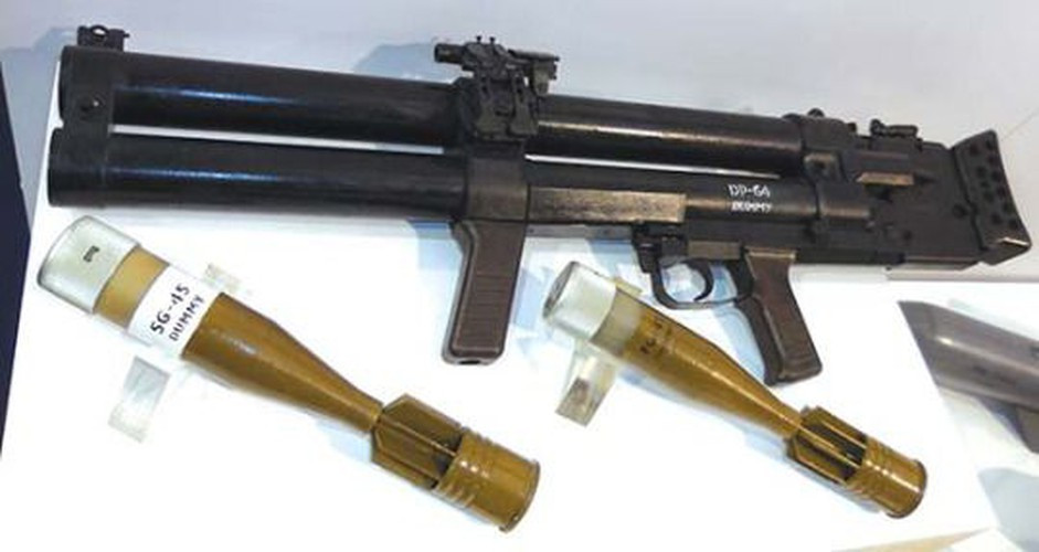 Cơ chế bắn này làm tăng xắc suất trúng mục tiêu cao hơn nhiều so với việc chỉ có một nòng. Do sử dụng cỡ đạn 45mm và viên đạn của DP-64 luôn có xu hướng bay theo đường cầu vồng, việc thiết kế hai nòng để tăng độ chính xác của DP-64 là điểm nhấn cực kỳ quan trọng của khẩu súng phóng lựu này vì các loại súng phóng lựu cỡ 40mm và 45mm vốn nổi tiếng là khó bắn, dễ trượt. Nguồn ảnh: Topwar.