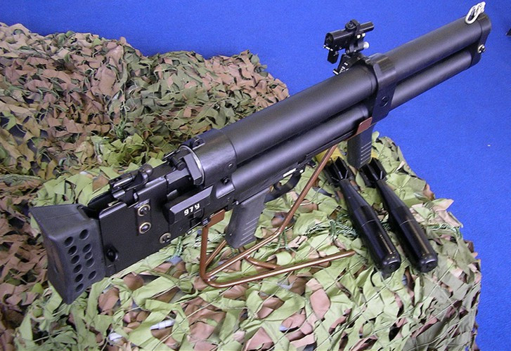 Khi sử dụng, xạ thủ có thể chọn khai hoả từng nòng một bằng một nấc gạt nằm bên trên cò súng. Cơ chế bắn liền một lúc hai viên liên tục cho phép xạ thủ căn lại góc bắn chính xác hơn sau khi viên đầu tiên bị trượt. Nguồn ảnh: Topwar.