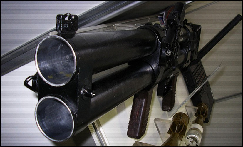 Khẩu súng phóng lựu hai nòng DP-64 này được thiết kế để bảo vệ tàu mặt nước, bến cảng và các công trình xây dựng trên mặc nước khác. Loại vũ khí này thường được Nga trang bị cho các lực lượng bảo vệ bờ biển hay đặc nhiệm hải quân nhưng số lượng cực kỳ hạn chế. Nguồn ảnh: Topwar.