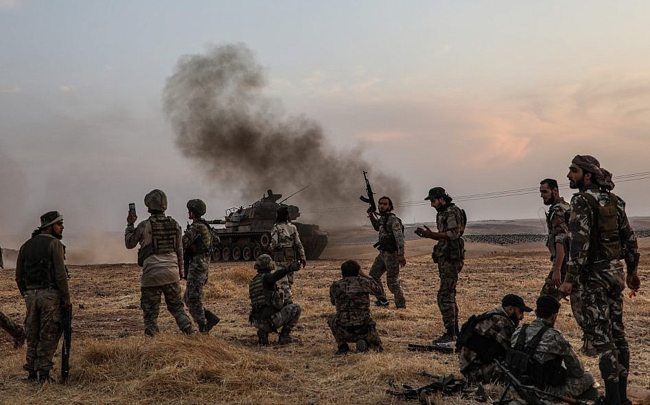 Hiện tại, Nga cũng không còn một tàu sân bay nào nên việc hỗ trợ bằng không quân cho lực lượng Assad là điều bất khả thi. Việc đưa tàu chiến tới Syria cũng không có nghĩa lý gì nếu Hải quân Nga không dám tấn công bằng tên lửa vào các vị trí của quân Thổ Nhĩ Kỳ trong lãnh thổ Syria. Nguồn ảnh: Pinterest.