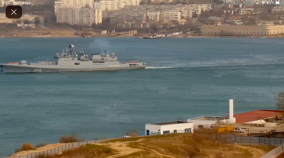 Ngay lập tức sau khi Thổ Nhĩ Kỳ tuyên bố tình trạng chiến tranh với Syria, hai tàu chiến của Hạm đội biển Đen Nga đã được lệnh rời cảng Sevastopol. Nguồn ảnh: Twitter.