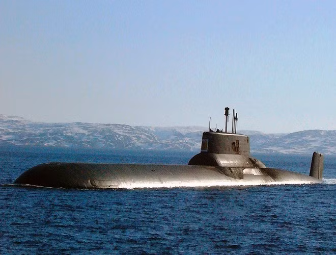 Để mang được lượng vũ khí khủng khiếp này, Akula có một kích thước rất lớn với chiều dài 172,8 m; chiều rộng 23,3 m.