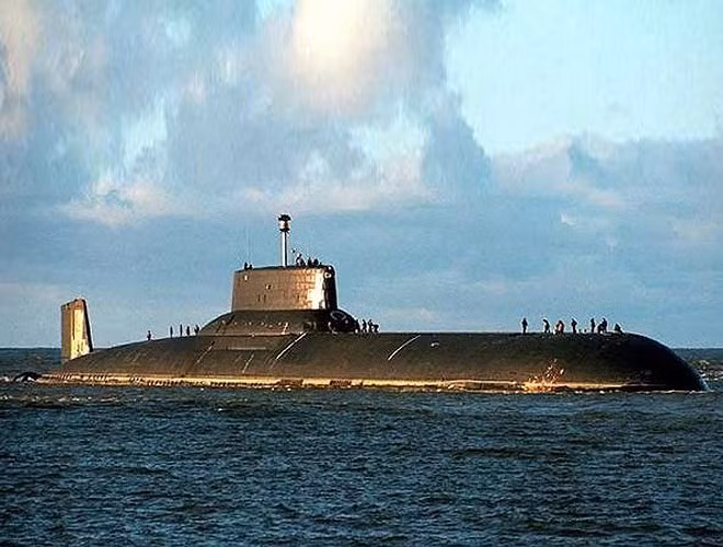 Trong khi các tàu ngầm hạt nhân khác chỉ có lượng giãn nước tối đa từ 8.000 tới 14.000 tấn thì lượng giãn nước tối đa của con tàu này gấp tới 4-5 lần