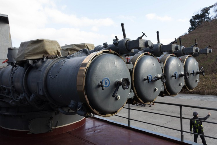 Tàu còn được lắp đặt thiết bị phát hiện tàu ngầm có tác dụng tìm kiếm và tấn công chủ động/bị động, bố trí phía dưới khoang chứa ngư lôi.