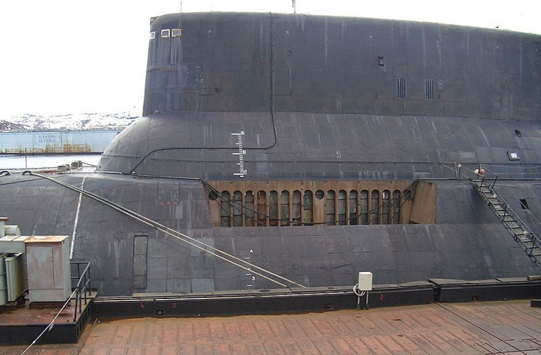 Tàu đạt tốc độ 12 hải lý/h khi nổi và 25 hải lý/h khi lặn, hoạt động liên tục 180 ngày đêm dưới biển. Thủy thủ đoàn gồm 160 người.