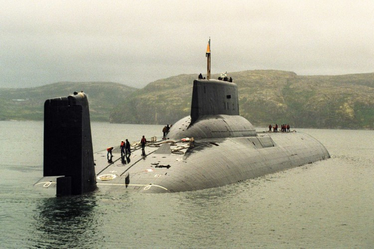 Tàu có 2 phao anten nổi để thu tín hiệu radio, dữ liệu chỉ thị mục tiêu và tín hiệu dẫn đường vệ tinh khi hoạt động sâu hoặc dưới các lớp băng.