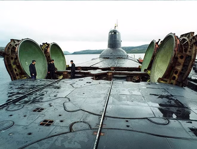 Tàu ngầm lớp Akula còn có cả ngư lôi để tiêu diệt tàu ngầm khác, gồm có 6 ống phóng và 20 phương tiện phóng có thể bắn đi 2 loại ngư lôi chính là RPK-2 (SS-N-15 Viyuga), hoặc ngư lôi Type 53.