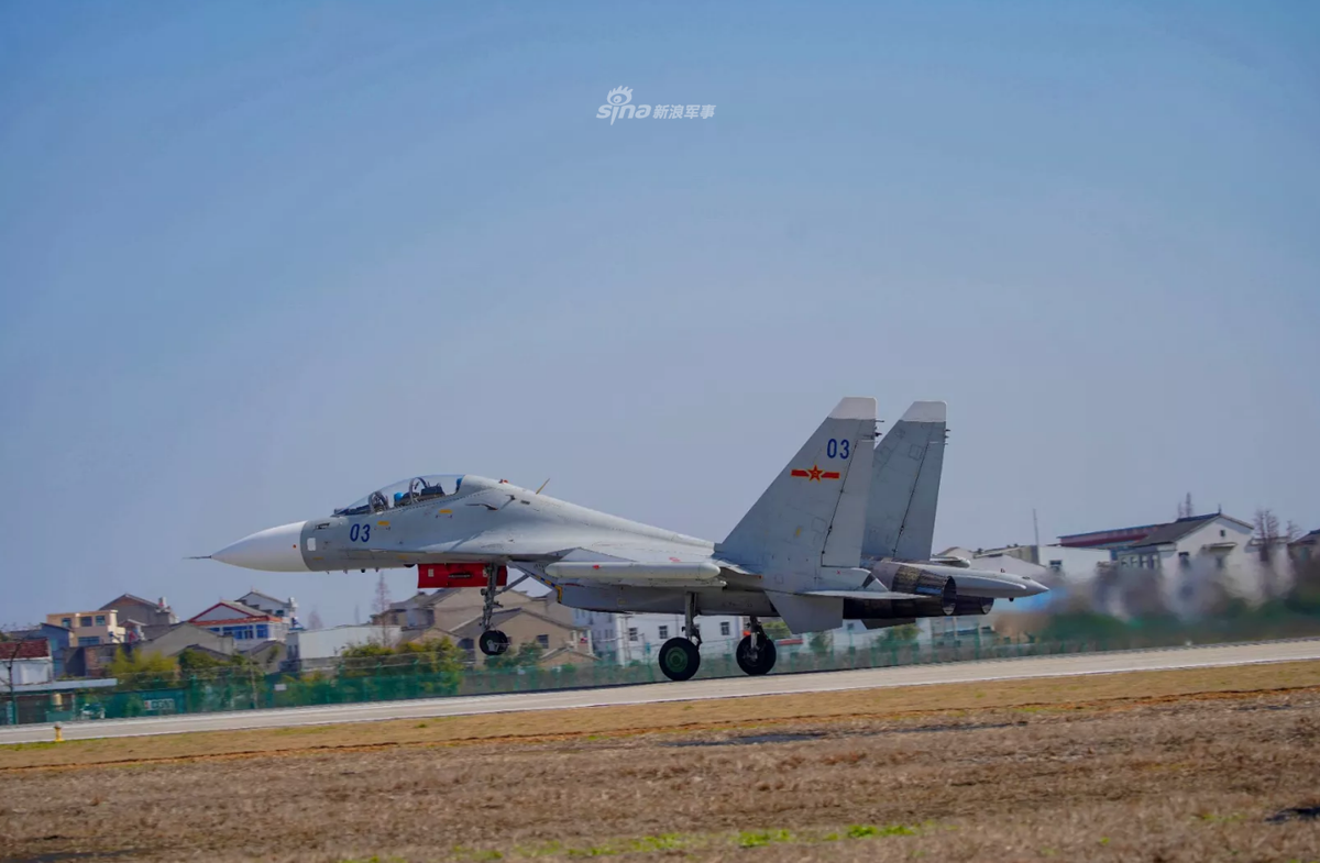 Tính tới năm 2010, Trung Quốc đang có trong biên chế 24 tiêm kích Su-30MK2. Số lượng tiêm kích này đủ để Trung Quốc thành lập hai trung đoàn. Nguồn ảnh: Sina.