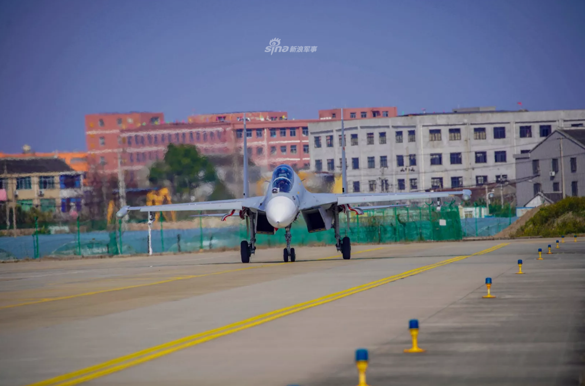 Toàn bộ các chiến đấu cơ loại Su-30MK2 của Trung Quốc hiện đều phục vụ trong Trung đoàn Tiêm kích số 10, Sư đoàn 4 đóng quân tại sân bay Phì Đông thuộc tỉnh Chiết Giang. Nguồn ảnh: Sina.