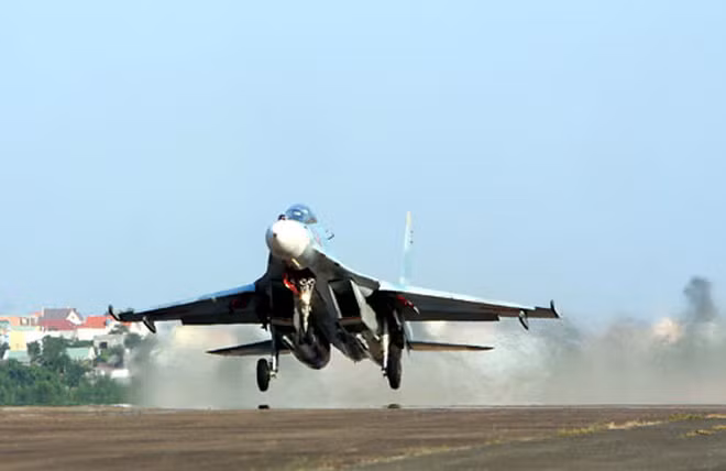 Trong số này bao gồm nhiều loại tên lửa tốc độ cao như Kh-31, Kh-59, hay Kh-35. Đối với nhiệm vụ đối không và tự vệ trước tiêm kích đối phương, Su-30MK2 có khả năng mang theo các tên lửa X-29L hoặc X-29TE. Nguồn ảnh: BKQ.