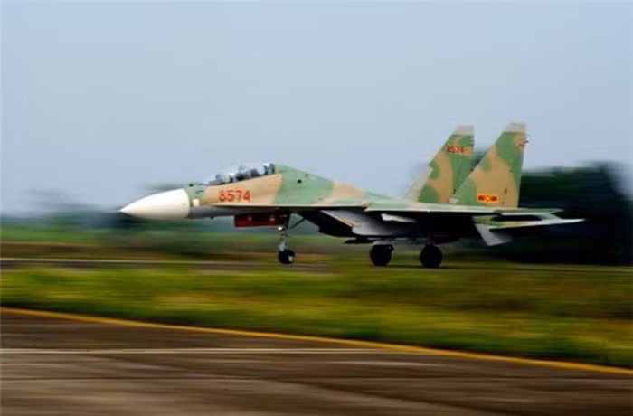 Tầm bay tối đa của Su-30MK2 lên tới 5600 km khi được tiếp liệu trên không hoặc 3000 km khi không được tiếp liệu. Trần bay của loại máy bay này tối đa là 17.300 mét. Nguồn ảnh: Jetphoto.