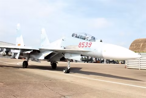 Thông thường, trong các cuộc tập trận hoặc bay tuần tra, tiêm kích đa năng Su-30MK2 của Việt Nam thường chỉ mang theo cấu hình vũ khí bao gồm các loại pháo phản lực S-8 như trong hình. Nguồn ảnh: Datviet.