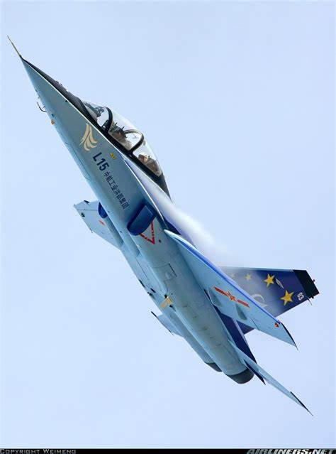 Vậy nên về cơ bản, L-15 có hình dáng bên ngoài khá giống với Yak-130. Thậm chí, đến ngay cả hệ thống mô phỏng huấn luyện của L-15 cũng tương tự trên phiên bản huấn luyện cơ của Yak-130. Nguồn ảnh: Airliners.