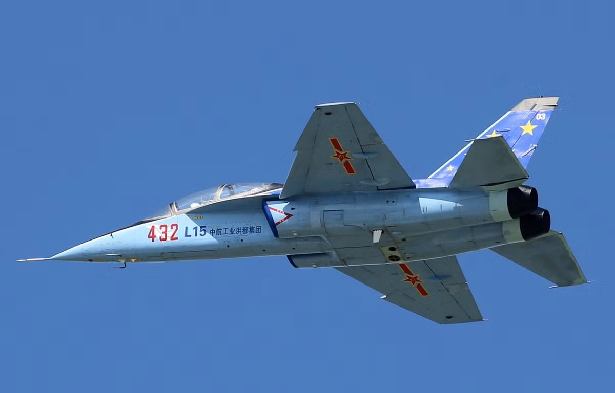 Ngoài việc được trang bị khả năng mang vũ khí khá tốt, máy bay huấn luyện L-15 được cho là được trang bị radar quét mảng thụ động và trong tương lai có thể sẽ được nâng cấp lên hệ thống radar quét mảng chủ động. Nguồn ảnh: Airteam.