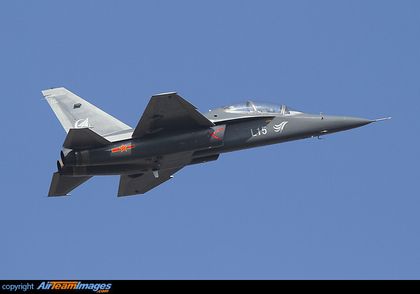 Một phiên bản được Trung Quốc chế tạo riêng cho Không quân Zimbia có tên L-15Z và một phiên bản đặc biệt khác mang tên L-15B dành riêng cho không chiến với việc được trang bị động cơ đốt sau và có tới 9 giá treo vũ khí. Nguồn ảnh: Airteam.