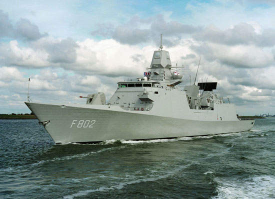 Biên chế thuỷ thủ đoàn trên khinh hạm De Zeven Provinciën bao gồm 30 sĩ quan chỉ huy và 202 thuỷ thủ. Nguồn ảnh: Pinterest.