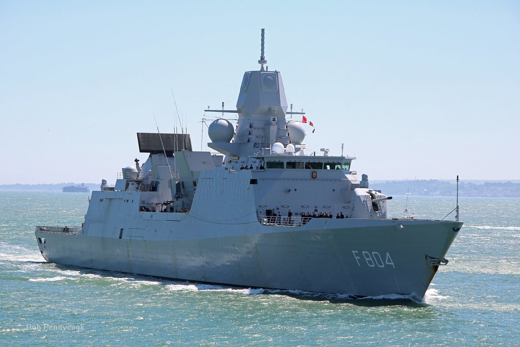 Tàu được trang bị hệ thống hai trục dẫn động kèm theo đó là chân vịt năm lá cánh có thiết kế đặc biệt giúp giảm thiểu tối đa lực cản của nước cũng như tiếng ồn phát ra khi hoạt động. Nguồn ảnh: Pinterest.