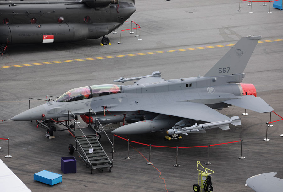 Điểm đáng chú ý nhất của phiên bản F-16 Block 70/72 đó là thay thế hệ thống radar điện tử quét mảng mới hoàn toàn so với phiên bản cũ, kèm theo đó là việc tăng tuổi thọ của khung thân máy bay. Nguồn ảnh: Jetfighter.