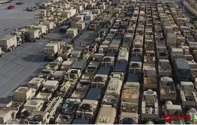 Các loại phương tiện thiết giáp, xe tải và phương tiện hỗ trợ thiết giáp khác của Mỹ đỗ "chật đường" khi chuẩn bị cho cuộc tập trận chung với NATO. Nguồn ảnh: QQ.
