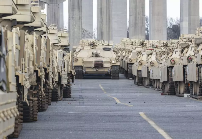 Dàn xe tăng chủ lực M1 Abrams cùng xe chiến đấu bộ binh Bradley của Mỹ tập kết ở châu Âu chuẩn bị cho cuộc tập trận. Nguồn ảnh: QQ.