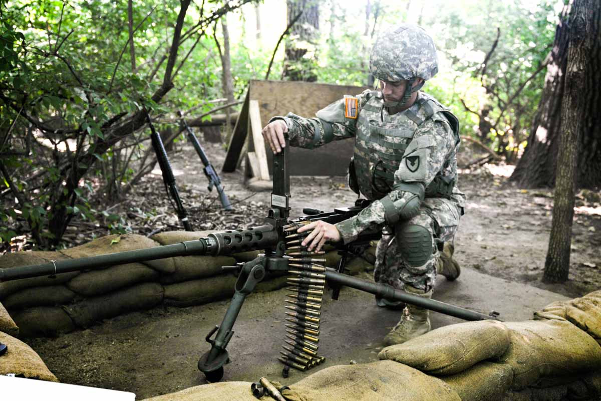 Uy lực mạnh, độ tin cậy cao, thay nòng được để duy trì tốc độ bắn và bền bỉ "như một cục thép" khiến khẩu súng máy M2 tới nay vẫn được quân đội Mỹ trang bị trên nhiều loại phương tiện. Nguồn ảnh: BI.