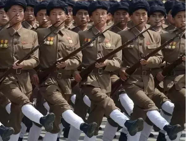 Hay như súng trường Mosin Nagant do Nga sản xuất tời cuối thế kỷ 19 tới nay vẫn được quân đội chính quy nhiều nước trên thế giới như Triều Tiên, Việt Nam sử dụng hạn chế. Nguồn ảnh: Quora.