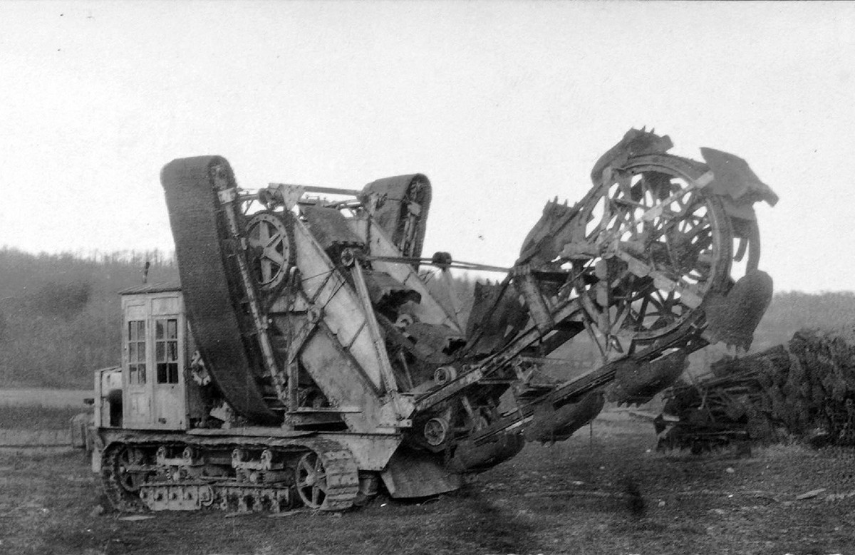 Máy đào hào tự động được ra đời trong cuộc chiến tranh được mệnh danh là "Chiến tranh Chiến hào" này.