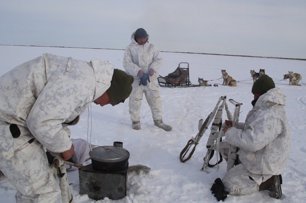 Tuần tra bằng chó kéo xe và hạ trại nấu đồ ăn giữa thảo nguyên mênh mông tuyết trắng. Nguồn ảnh: BMDP.
