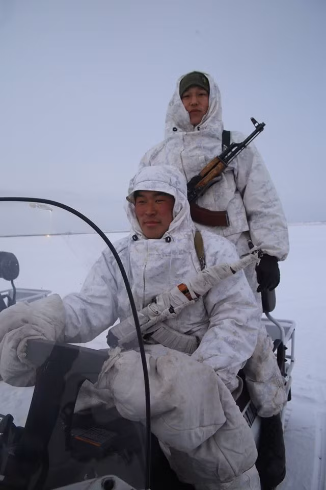 Thậm chí đến cả vũ khí của những người lính biên phòng này cũng được bọc vải trắng để nguỵ trang. Nguồn ảnh: BMDP.