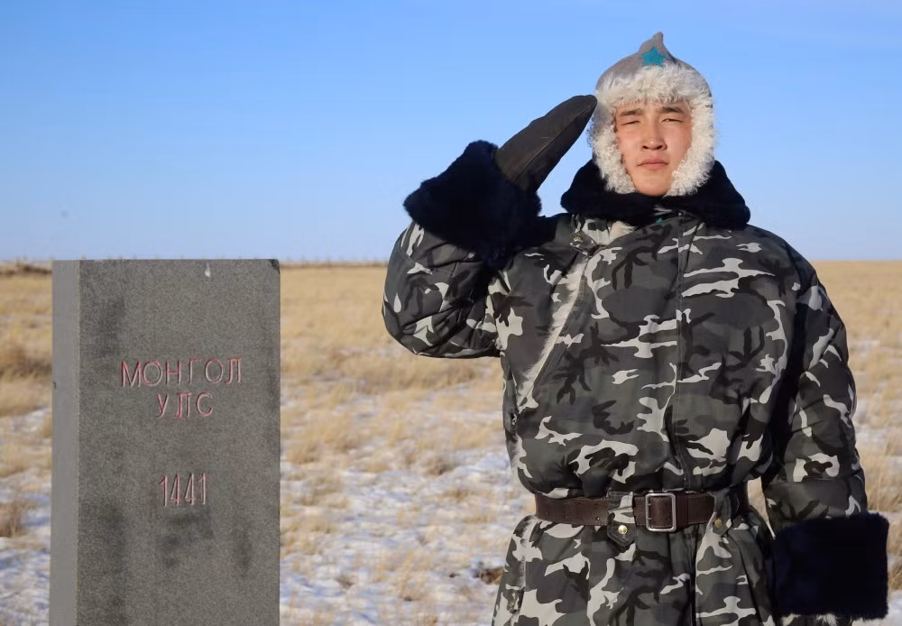 Khí hậu ở vùng biên giới Trung Quốc - Mông Cổ hết sức khắc nghiệt đặc biệt là vào mùa đông khiến lính biên phòng Mông Cổ phải rất vất vả mới có thể tuần tra, canh gác được vùng rộng lớn này. Nguồn ảnh: BMDP.