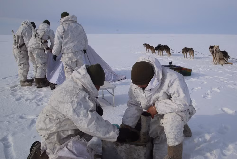 Do khí hậu quá khắc nghiệt và không có bất cứ cây cối nào trong khu vực, lính biên phòng Mông Cổ phải tự mang theo củi, than để có thể nấu nướng trên đường tuần tra. Nguồn ảnh: BMDP.