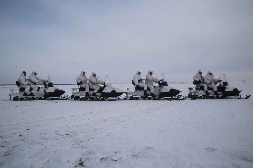 So với các loại phương tiện truyền thống khác như xe chó kéo hay ngựa, xe trượt tuyết tỏ ra hiện đại hơn nhưng lại cần tới xăng dầu và dễ hỏng hóc. Nguồn ảnh: BMDP.