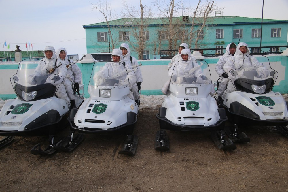 Lực lượng biên phòng Mông Cổ với trang phục nguỵ trang trên tuyết cùng xe trượt tuyết sẵn sàng thực hiện tuần tra. Nguồn ảnh: BMDP.