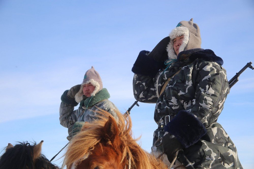 Để có thể thực hiện được quá trình tuần tra trong điều kiện khắc nghiệt, địa hình chia cắt hiểm trở, lính biên phòng Mông Cổ phải sử dụng nhiều loại phương tiện truyền thống, trong đó có cả ngựa. Nguồn ảnh: BMDP.