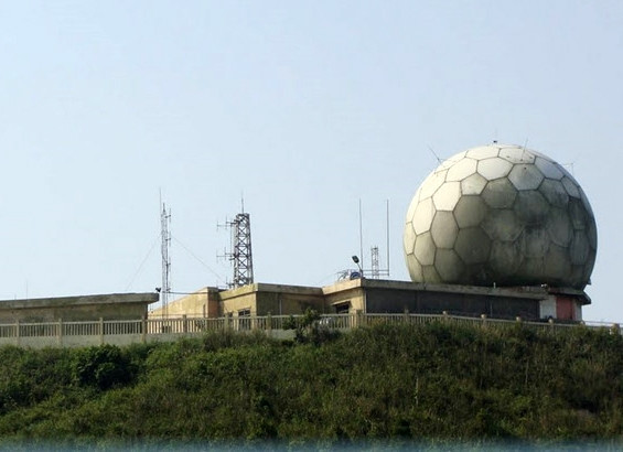 Thậm chí các trạm radar ven biển - nơi cũng chịu tác động bởi khí hậu khắc nghiệt với độ ẩm cao, gió mặn từ biển thổi vào cũng được lắp đặt hệ thống che chắn này để đảm bảo tuổi thọ của radar khi sử dụng. Nguồn ảnh: Datviet.