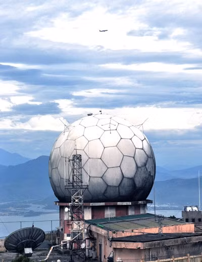 Các trạm radar của Việt Nam trên vùng Biển Đông đều được lắp đặt hệ thống mái vòm chắn này để bảo vệ khỏi sự ăn mòn của khí hậu Biển Đông khắc nghiệt. Nguồn ảnh: Datviet.