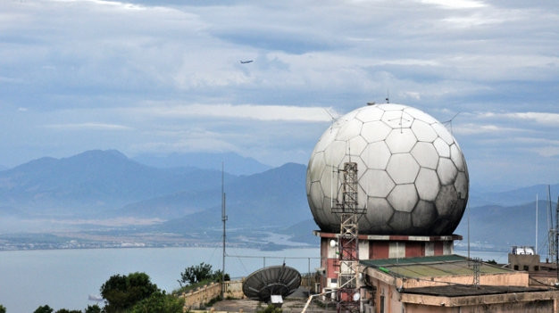 Vòm radar có cấu tạo rất đặc biệt với hình cầu, đảm bảo radar bên trong có thể xoay một cách tự do mà không bị vướng víu. Phần vòm cũng có thiết kế bao gồm nhiều tấm kim loại hình lục giác, bát giác hoặc tam giác để dễ dàng tháo dỡ, lắp đặt. Nguồn ảnh: Datviet.