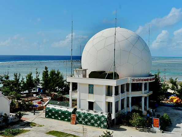 Binh chủng radar của Việt Nam thường chỉ triển khai mái vòm bảo vệ cho radar ở những khu vực đặc biệt - ví dụ như những nơi có khí hậu khắc nghiệt hoặc môi trường độ ẩm cao, ảnh hưởng trực tiếp tới tuổi thọ của thiết bị khi sử dụng. Nguồn ảnh: Baohaiquan.