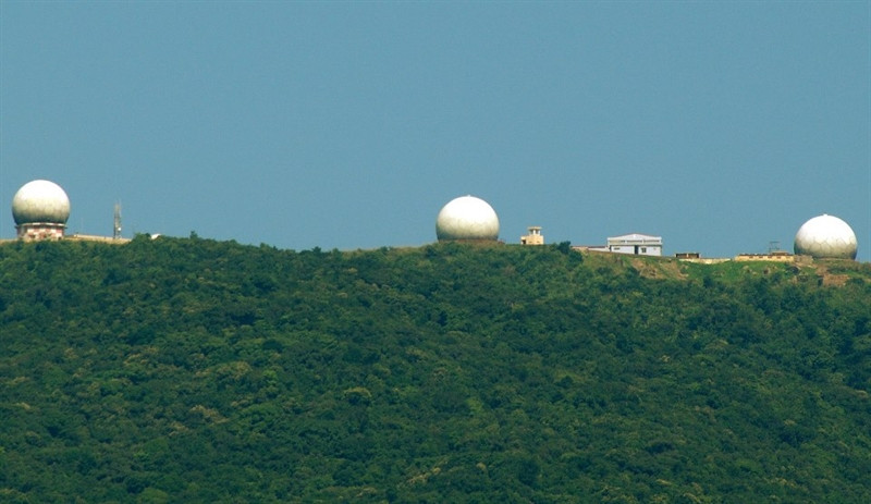 Có thể dễ dàng nhận thấy, mặt ngoài của mái vòm khi "phơi mưa phơi nắng" qua thời gian đã bị bạc màu, bám bẩn nhưng ở bên trong, radar cùng toàn bộ thiết bị hiện đại, đắt tiền luôn an toàn và thậm chí còn hoạt động trong môi trường điều hòa nhiệt độ hút ẩm bật 24/24. Nguồn ảnh: Datviet.