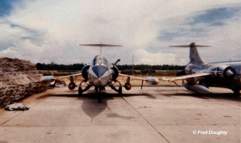 Cụ thể, ngay vào tháng 9/1965 - nghĩa là chỉ vài tháng sau khi được triển khai, hai chiếc F-104C đã va chạm trên không khi bay theo đội hình. Nguồn ảnh: Pinterest.