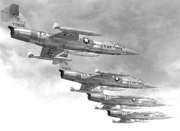 Bắt đầu từ chiến dịch Sấm Rền, Mỹ đã đưa các máy bay F-104 Starfighter tới Việt Nam tham chiến để bổ sung lực lượng ném bom đánh phá miền Bắc. Nguồn ảnh: Pinterest.