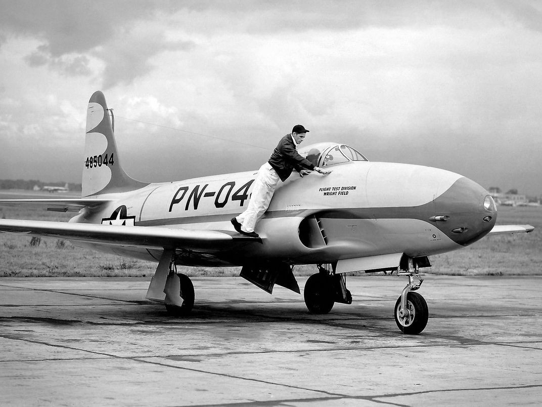 Tổng cộng Mỹ đã sản xuất 1715 chiếc phản lực cơ P-80 Shooting Star trong suốt thời gian sử dụng loại tiêm kích này, mỗi chiếc có giá khoảng 100.000 USD vào năm 1945 - tương đương với khoảng 1,5 triệu USD so với tỷ giá USD ngày nay. Nguồn ảnh: Pinterest.