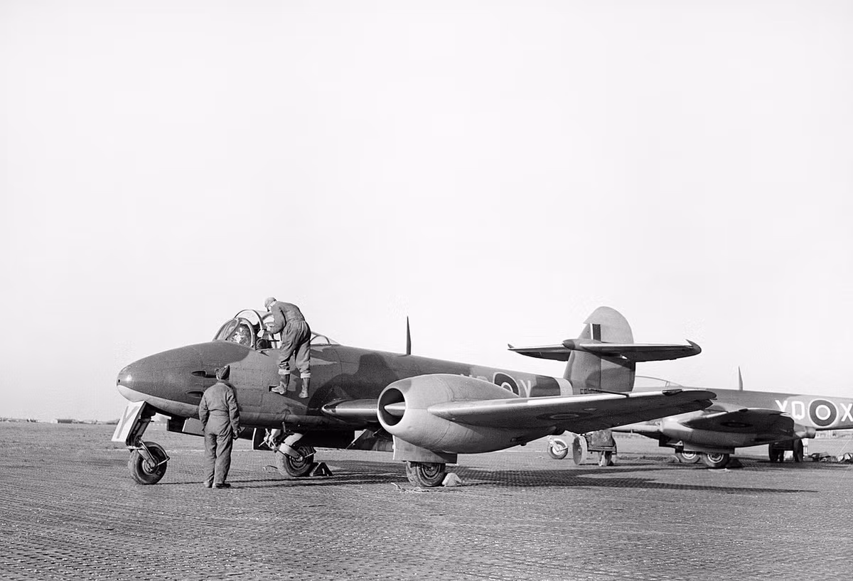 Gloster Meteor cũng là loại phản lực cơ duy nhất phục vụ với thời gian hơn... 70 năm. Tới tận ngày nay, một vài chiếc Gloster Meteor vẫn được công ty Martin-Baker sử dụng để thử nghiệm ghế phóng thoát hiểm. Nguồn ảnh: Pinterest.