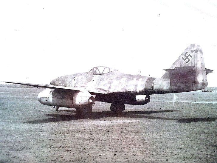 Bắt đầu vào năm 1944, chiếc tiêm kích phản lực đầu tiên trên thế giới này được đưa vào tham chiến với vai trì trinh sát/ném bom và đánh chặn. Tuy nhiên về cơ bản Me 262 không thể hiện quá tốt trong không chiến, Đức bị mất 100 chiếc Me 262 trong khi chỉ hạ được 150 máy bay tiêm kích cánh quạt của đối phương. Nguồn ảnh: Pinterest.