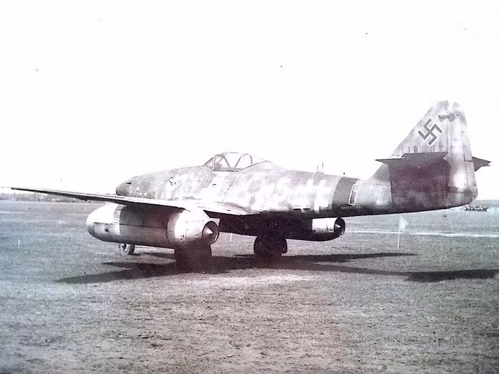Bắt đầu vào năm 1944, chiếc tiêm kích phản lực đầu tiên trên thế giới này được đưa vào tham chiến với vai trì trinh sát/ném bom và đánh chặn. Tuy nhiên về cơ bản Me 262 không thể hiện quá tốt trong không chiến, Đức bị mất 100 chiếc Me 262 trong khi chỉ hạ được 150 máy bay tiêm kích cánh quạt của đối phương. Nguồn ảnh: Pinterest.