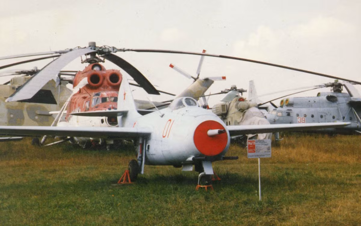 Có thể coi MiG-9 là một phiên bản chiến đấu cơ hoàn thiện, nó được sử dụng cho nhiệm vụ tấn công mặt đất là chủ yếu, tổng cộng đã có gần 600 chiếc MiG-9 được Liên Xô sản xuất cho tới cuối năm 1948. Nguồn ảnh: Pinterest.